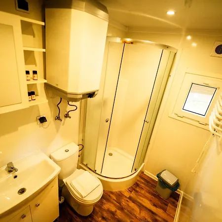 River Park Wśród Drzew Wzdłuż Rzeki 3*