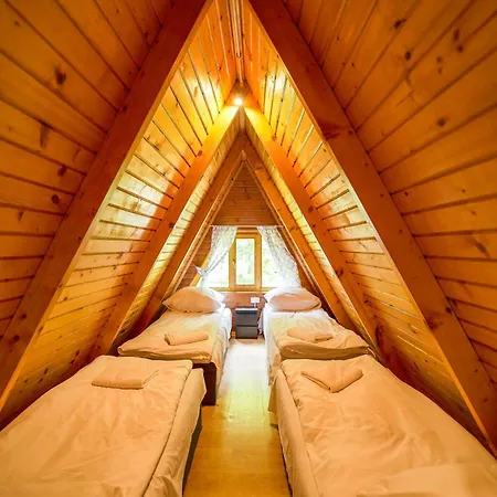 Ośrodek wypoczynkowy River Park Wśród Drzew Wzdłuż Rzeki Zator