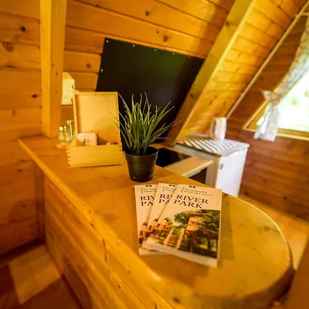 Ośrodek wypoczynkowy River Park Wśród Drzew Wzdłuż Rzeki