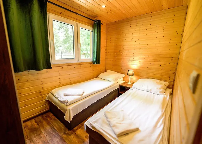 River Park Wśród Drzew Wzdłuż Rzeki 3*