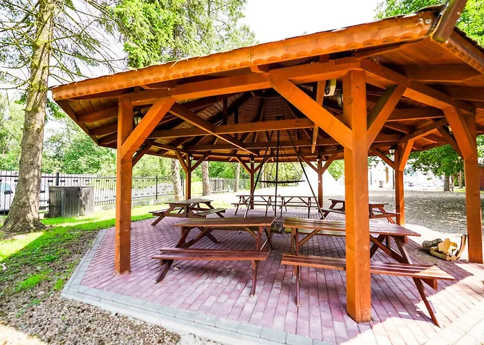 Ośrodek wypoczynkowy River Park Wśród Drzew Wzdłuż Rzeki Zator