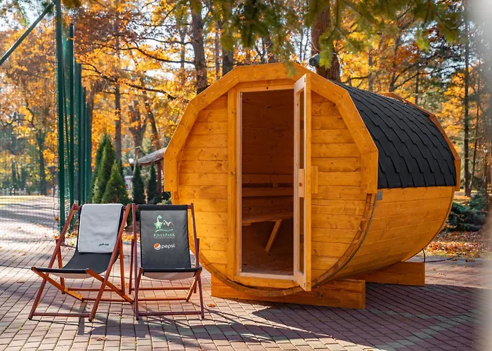 River Park Wśród Drzew Wzdłuż Rzeki